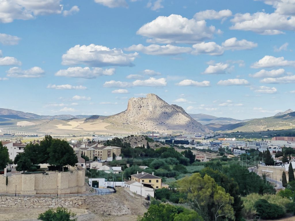 Admire La Peña de los Enamorados